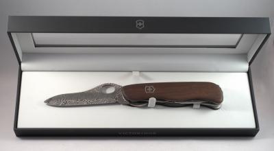 1.01.00047 -  Victorinox Soldiers Knife with Damaskus blade walnut Limited Edition 2012_2.JPG